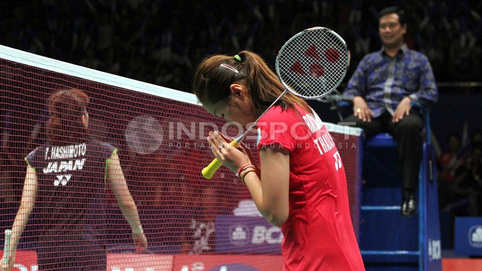 Ratchanok Intanon memberikan penghormatan kepada penonton usai memastikan diri sebagai juara sektor tunggal putri BCA Indonesia Open Super Series Premier 2015.